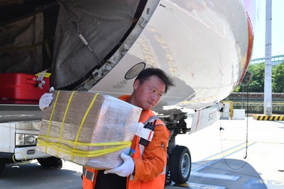 高溫酷暑下的東航裝卸員 旅客的鼓勵(lì)讓我們干勁滿滿