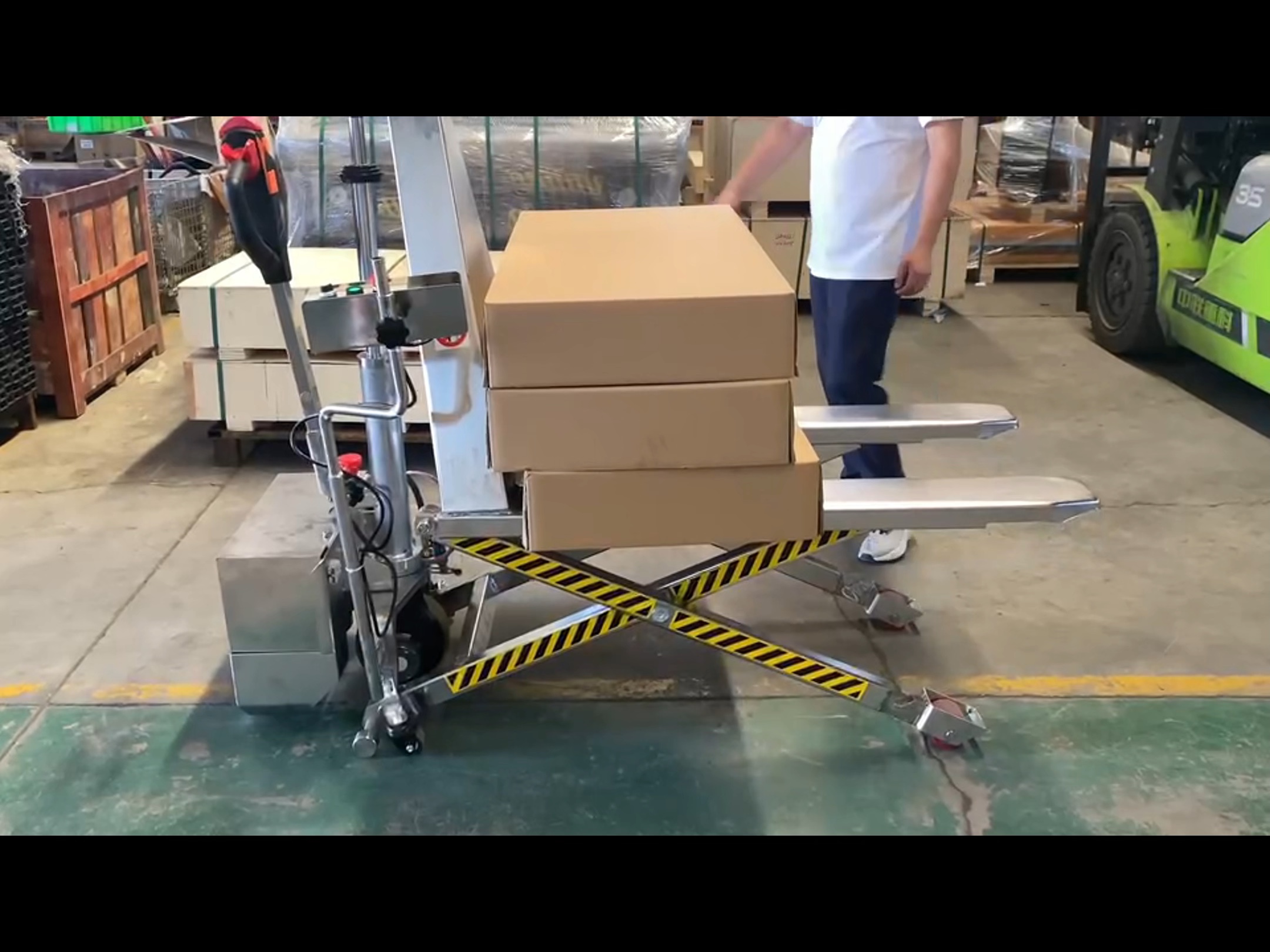 裝卸貨效率翻倍！揭秘一夜爆紅的裝卸貨神器——電動(dòng)叉車搬運(yùn)服務(wù)